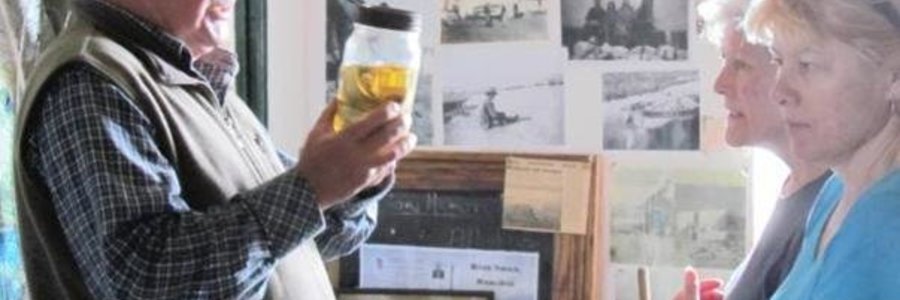 Jan Fourie by die Strandveld Museum in Franskraal